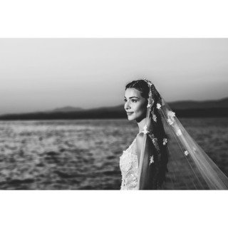 #bride #portrait #weddings #weddingdress #weddingphotography #beauty #weddinginspiration #bwphotography #bwwedding #destinationwedding #afterwedding #instawedding #weddingsingreece #greekwedding #greekweddingphotographer #spetses #spetseswedding #spetsesweddingphotographer #weddinginspetses #destinationweddingphotographer #greekislands #vasilisnousis 
Bride: @marisofidede 
Wedding dress by @konidi